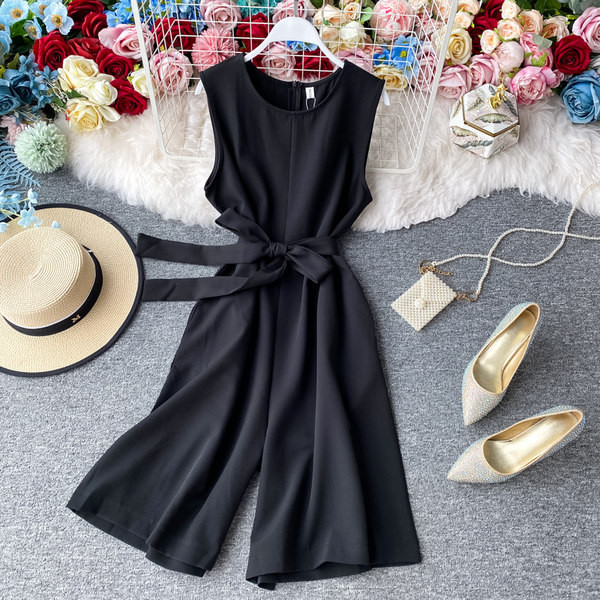 Ženski kombinezon s trakom u struku i ovalnim izrezom