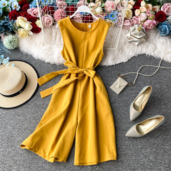 Ženski kombinezon s trakom u struku i ovalnim izrezom