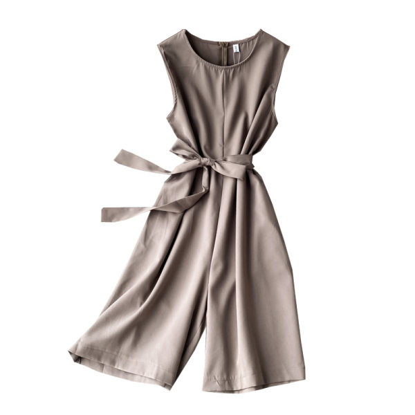 Ženski kombinezon s trakom u struku i ovalnim izrezom