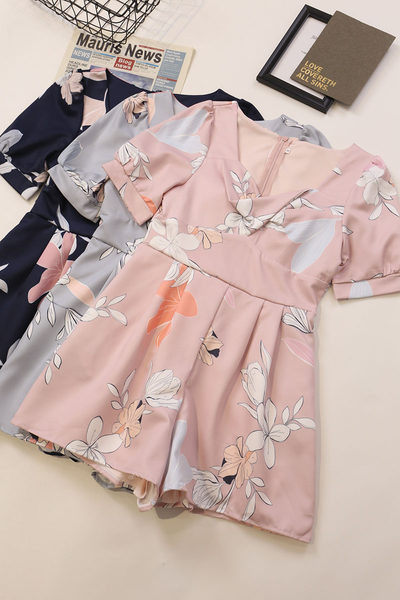 Salopetă modernă cu fermoar și mâneci scurte