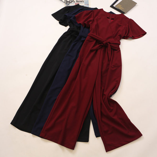 Model nou de salopetă de damă cu decolteu în V și mâneci scurte