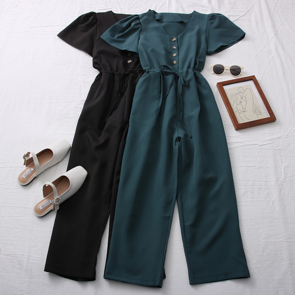 Model nou de salopetă de damă cu mâneci scurte și nasturi