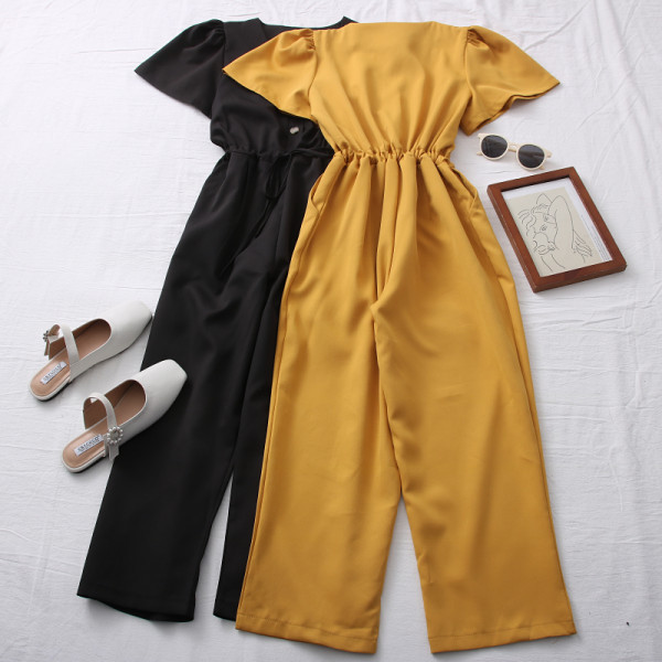 Model nou de salopetă de damă cu mâneci scurte și nasturi