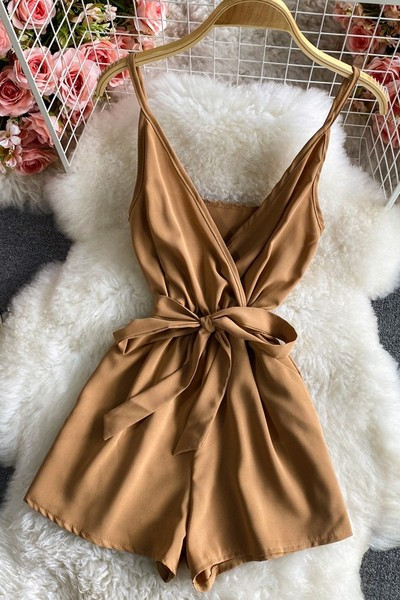 Γυναικεία κοντή ολόσωμη φόρμα με ζώνη και λεπτά τιραντάκια