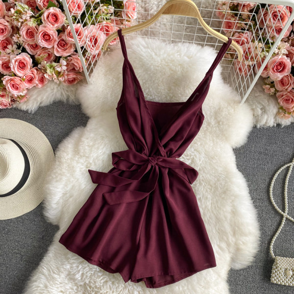 Γυναικεία κοντή ολόσωμη φόρμα με ζώνη και λεπτά τιραντάκια