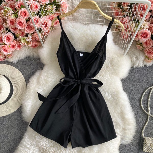 Γυναικεία κοντή ολόσωμη φόρμα με ζώνη και λεπτά τιραντάκια