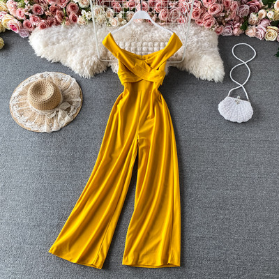 Γυναικείες μοντέρνες φόρμες με γυμνούς ώμους σε διάφορα χρώματα