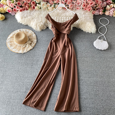 Γυναικείες μοντέρνες φόρμες με γυμνούς ώμους σε διάφορα χρώματα