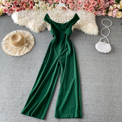 Γυναικείες μοντέρνες φόρμες με γυμνούς ώμους σε διάφορα χρώματα