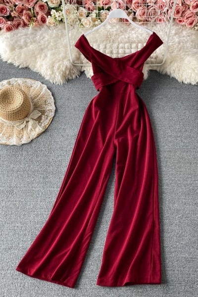 Γυναικείες μοντέρνες φόρμες με γυμνούς ώμους σε διάφορα χρώματα