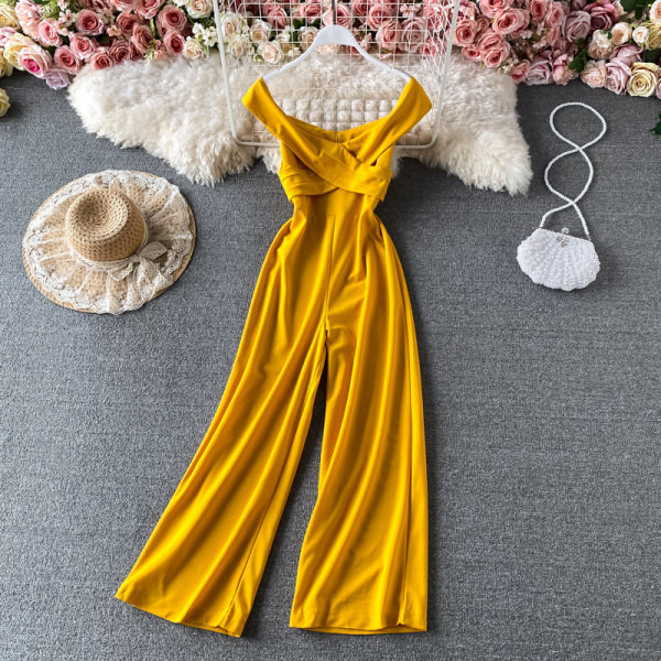 Γυναικείες μοντέρνες φόρμες με γυμνούς ώμους σε διάφορα χρώματα