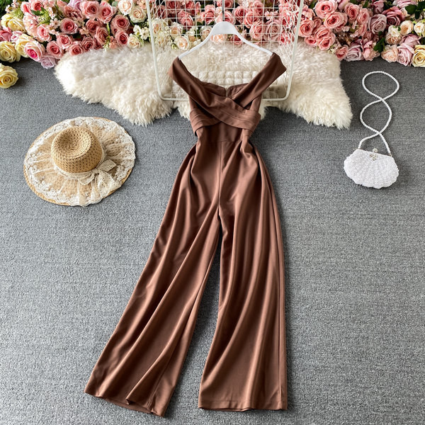 Γυναικείες μοντέρνες φόρμες με γυμνούς ώμους σε διάφορα χρώματα