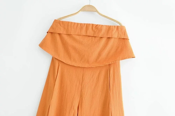 Salopeta de dama cu picioare late si umerii goi