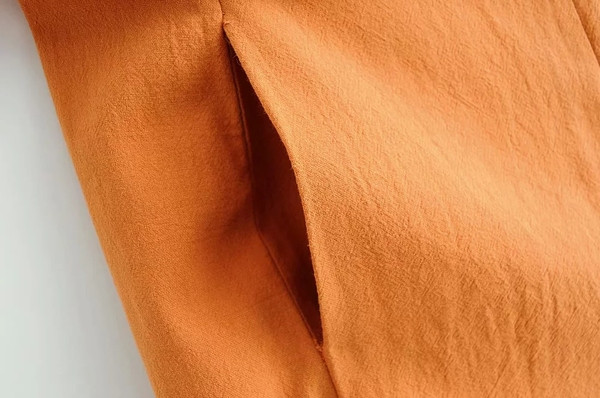 Salopeta de dama cu picioare late si umerii goi