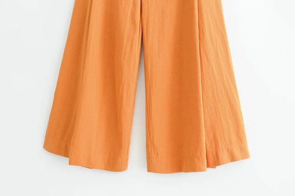 Salopeta de dama cu picioare late si umerii goi