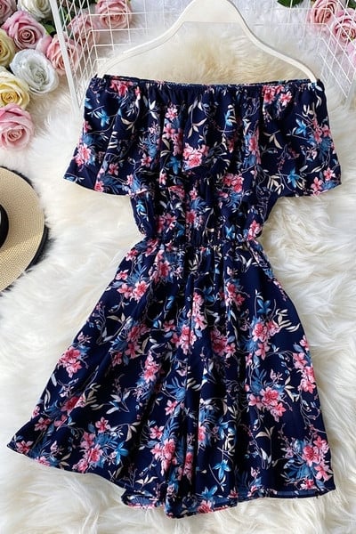 Salopetă scurtă de damă cu model floral și talie elastică