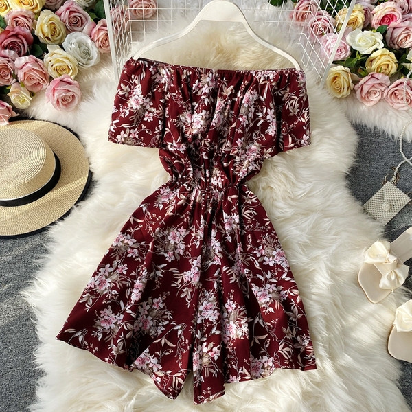 Salopetă scurtă de damă cu model floral și talie elastică