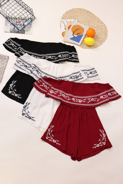 Salopeta de dama moderna cu decolteu barca si broderie