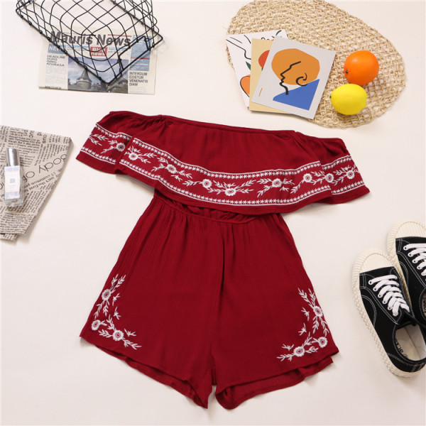 Salopeta de dama moderna cu decolteu barca si broderie