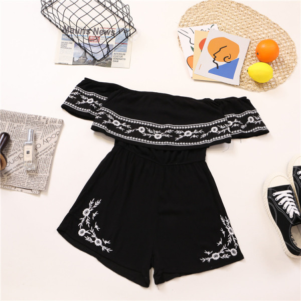 Salopeta de dama moderna cu decolteu barca si broderie