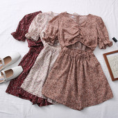 Salopetă de damă colorată, cu decolteu și decupaj spitz