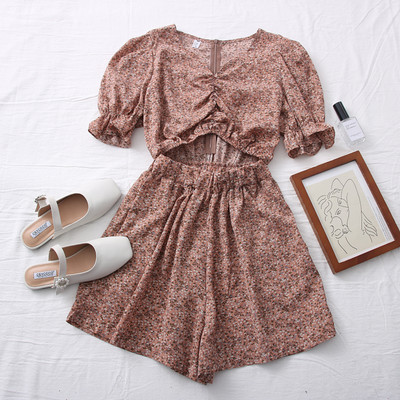 Salopetă de damă colorată, cu decolteu și decupaj spitz