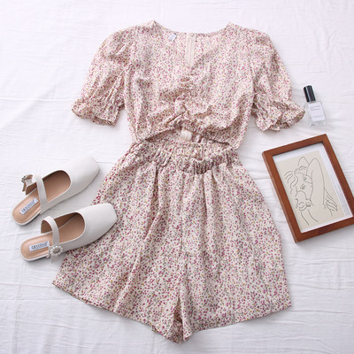 Salopetă de damă colorată, cu decolteu și decupaj spitz