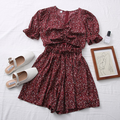 Salopetă de damă colorată, cu decolteu și decupaj spitz