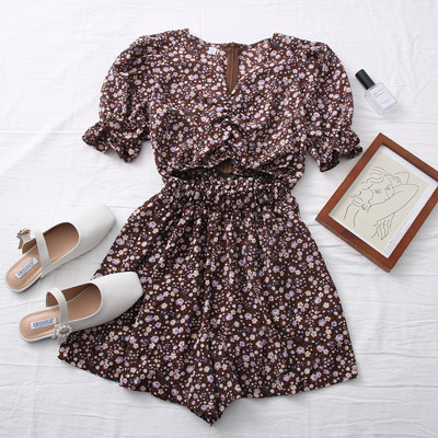 Salopetă de damă colorată, cu decolteu și decupaj spitz