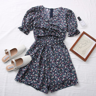 Salopetă de damă colorată, cu decolteu și decupaj spitz