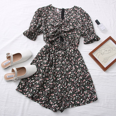 Salopetă de damă colorată, cu decolteu și decupaj spitz