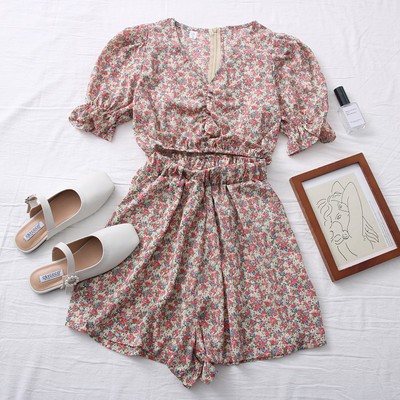 Salopetă de damă colorată, cu decolteu și decupaj spitz