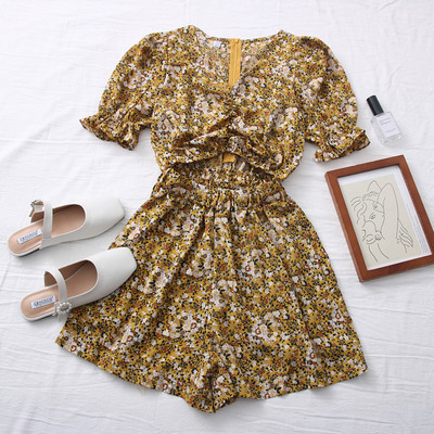 Salopetă de damă colorată, cu decolteu și decupaj spitz