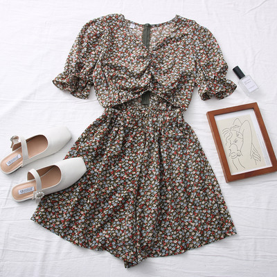 Salopetă de damă colorată, cu decolteu și decupaj spitz