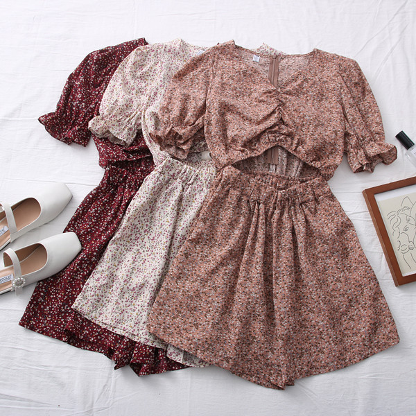 Salopetă de damă colorată, cu decolteu și decupaj spitz