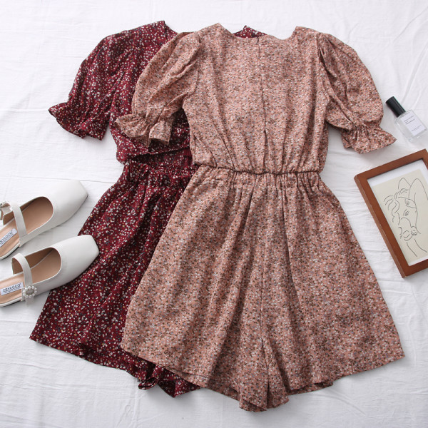 Salopetă de damă colorată, cu decolteu și decupaj spitz