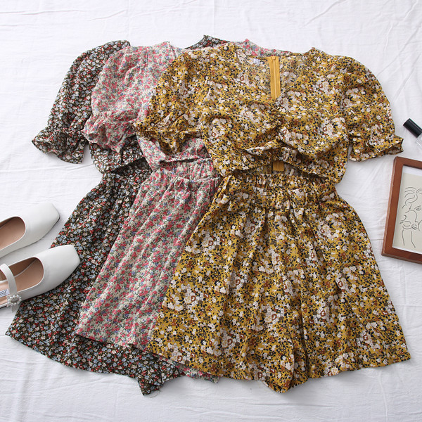 Salopetă de damă colorată, cu decolteu și decupaj spitz