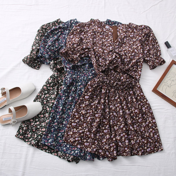 Salopetă de damă colorată, cu decolteu și decupaj spitz