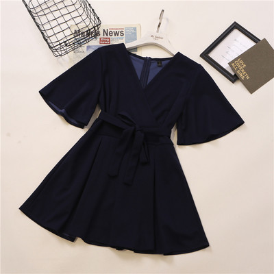 Dabartinis kombinezonas su špicine iškirpte ir dirželiu