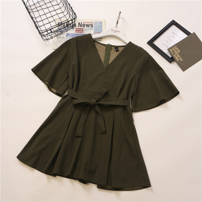 Dabartinis kombinezonas su špicine iškirpte ir dirželiu