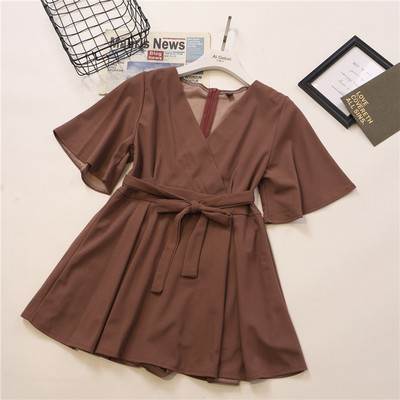 Dabartinis kombinezonas su špicine iškirpte ir dirželiu