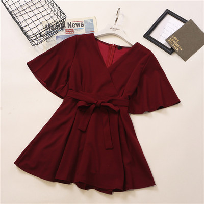 Dabartinis kombinezonas su špicine iškirpte ir dirželiu