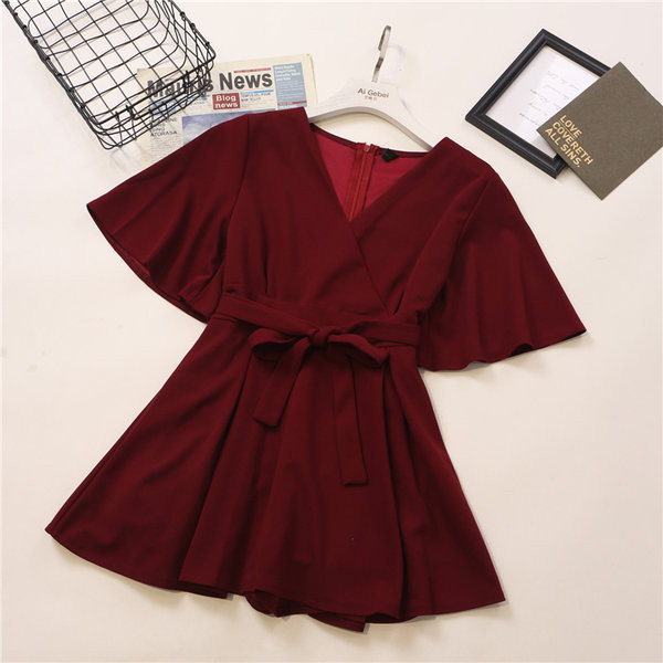 Dabartinis kombinezonas su špicine iškirpte ir dirželiu