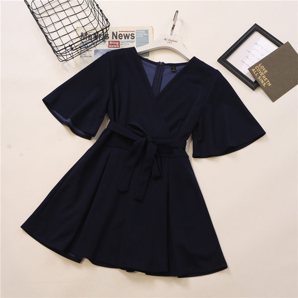 Dabartinis kombinezonas su špicine iškirpte ir dirželiu