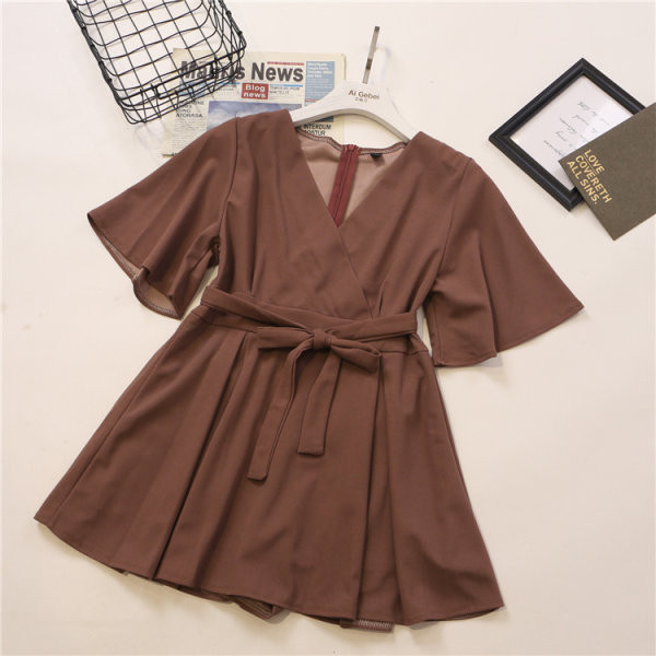 Dabartinis kombinezonas su špicine iškirpte ir dirželiu