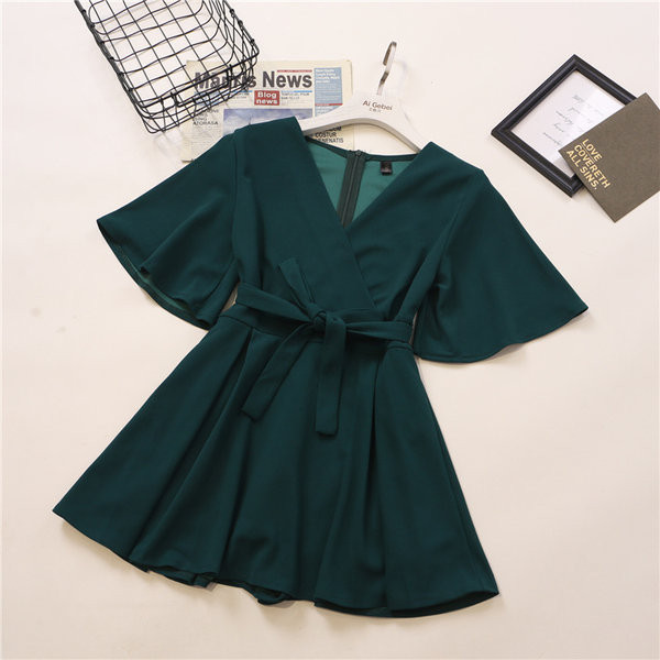 Dabartinis kombinezonas su špicine iškirpte ir dirželiu