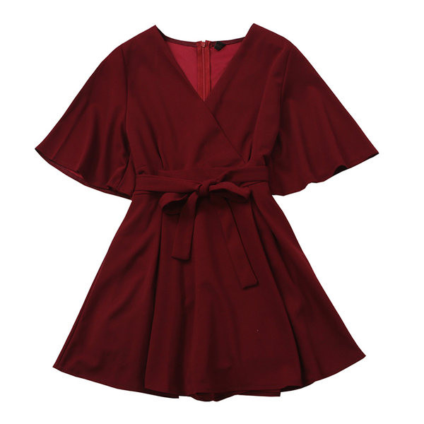 Dabartinis kombinezonas su špicine iškirpte ir dirželiu