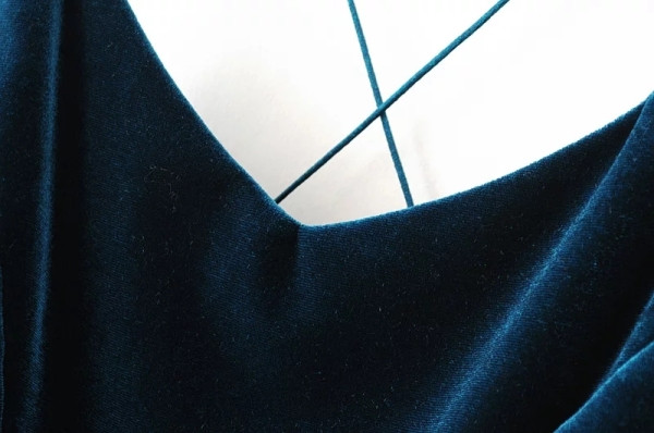 Salopetă scurtă lată cu catifea și bretele subțiri