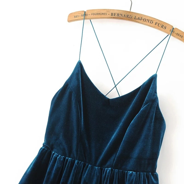 Salopetă scurtă lată cu catifea și bretele subțiri