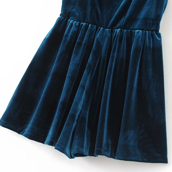 Salopetă scurtă lată cu catifea și bretele subțiri